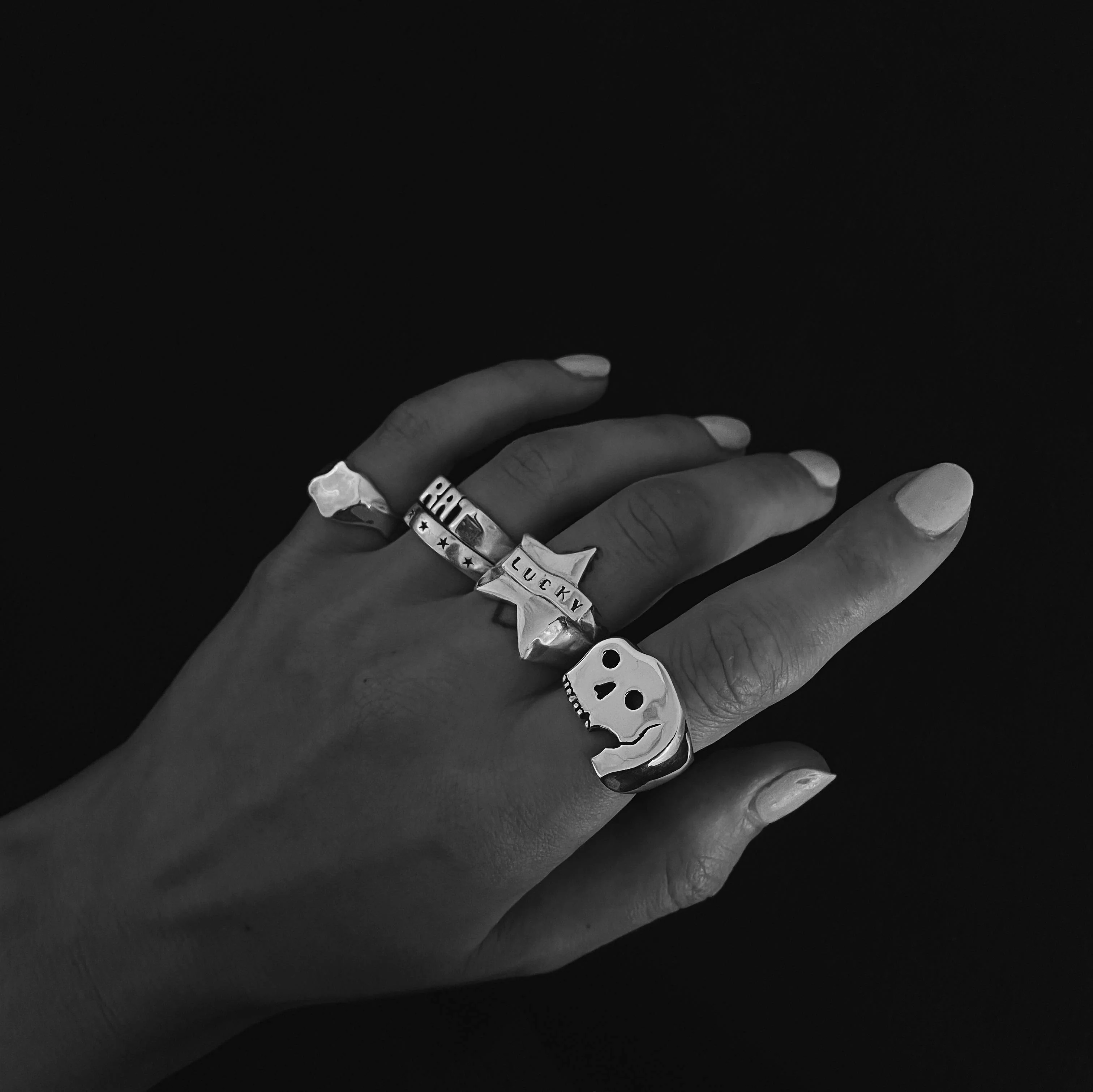 The Ogling Skull Ring - Image 7
